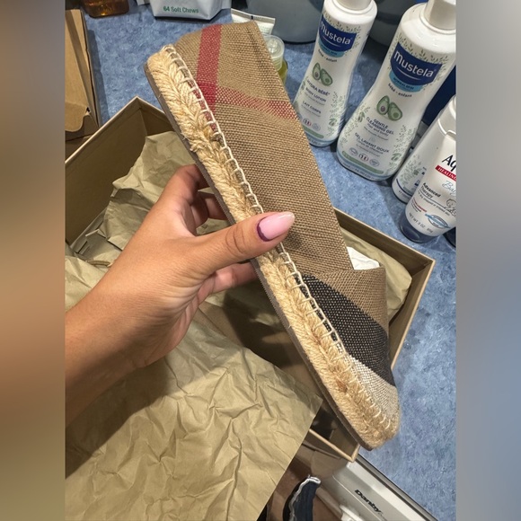 Burberry espadrilles size 38, used only once. Comes with boxes - Picture 5 of 8